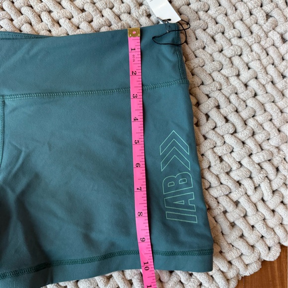 IAB | NWT Women’s 3-Inch No-Ride Mallard Green Arrows Shorts | Large - Picture 12 of 14